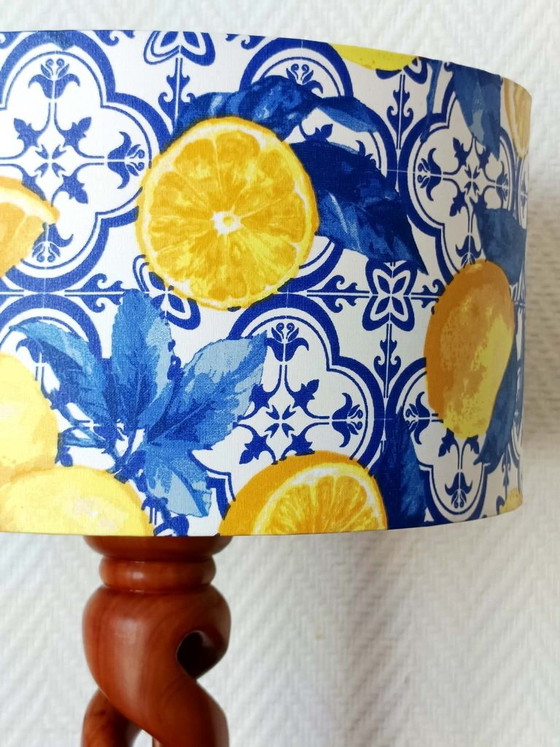 Gedrechselte Holzlampe mit Lampenschirm im Azulejo-Zitronenmuster – Tischlampen, Wood (photo 3 of 8)