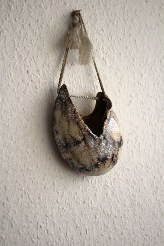 Image 1 of Decoratieve vintage keramische wandvaas met gespikkelde glazuurlaag.
