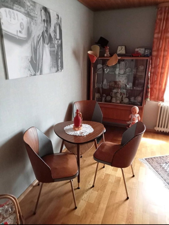 Image 1 of Juego de sillones club de mediados de siglo que incluye una mesa en forma de riñón y tres sillas. Conjunto de asientos estilo ro