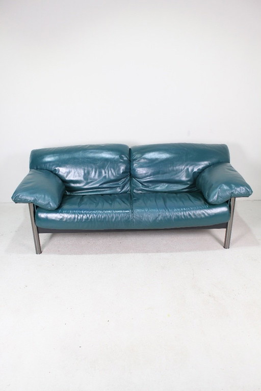 Sofá vintage de diseño italiano en piel azul.