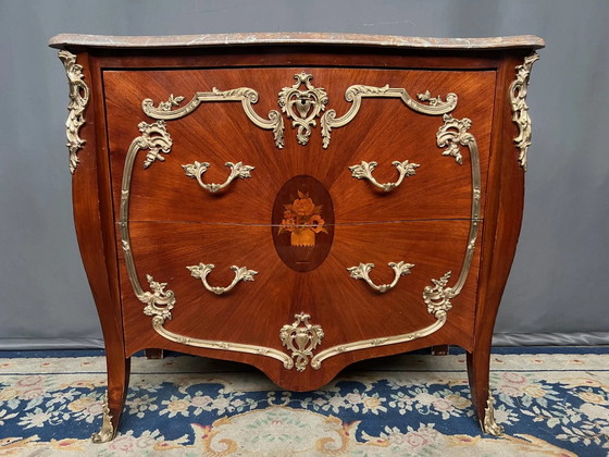 Commode in Lodewijk XV-stijl. Marqueterie, verguld bronzen decoratie. – Ladekasten, Wood (photo 2 of 8)