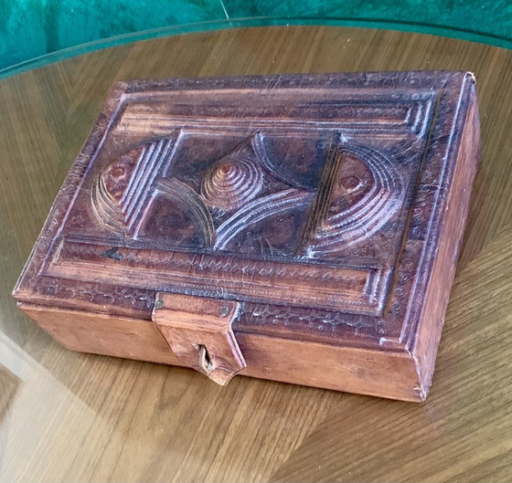 Eccezionale cofanetto antico in cuoio sbalzato, Africa Occidentale — Inizio XX secolo – Oggetti decorativi (photo 3 of 18)