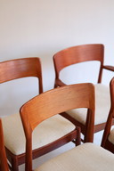 Juego de 6 sillas de comedor Henning Kjaernulf, década de 1960.