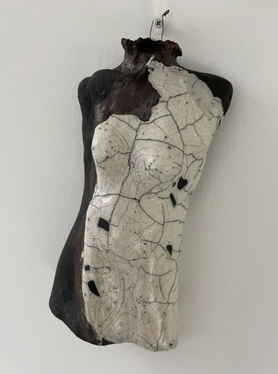Image 1 of Torse féminin sculpté en céramique – glaçure raku