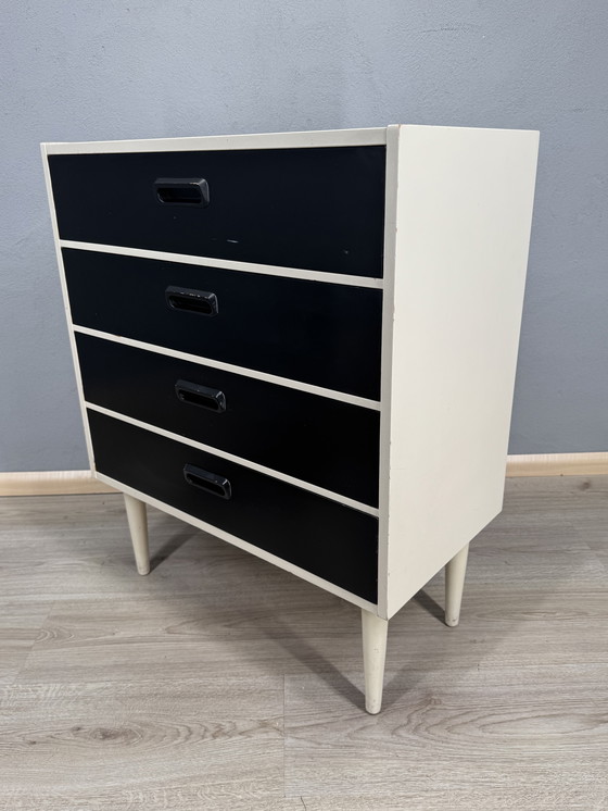 Image 1 of Vintage ladekast in zwart-wit contrast