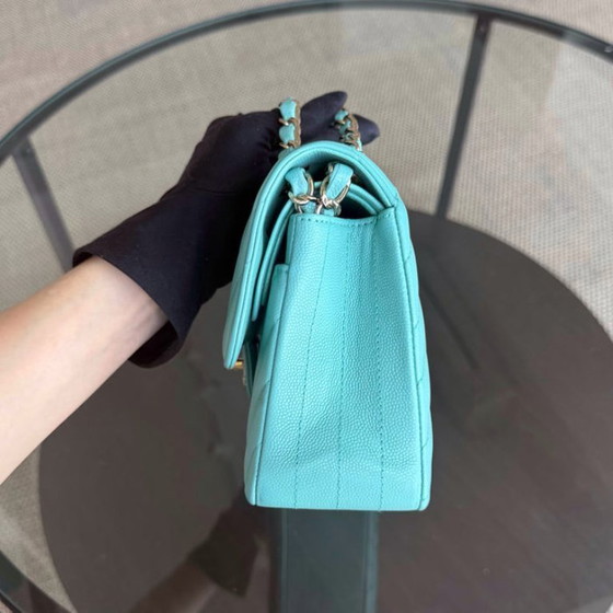 Image 1 of Sac Chanel Classic Flap petit modèle - Caviar 23 cm Chevron Bleu clair Bleu Tiffiny Fermoir doré Série 27