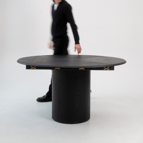 Image 1 of Table ronde/carrée de style Bauhaus en chêne noir
