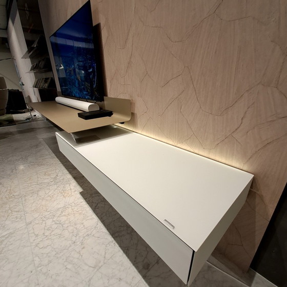 Image 1 of Mobile TV Spectral Airboard