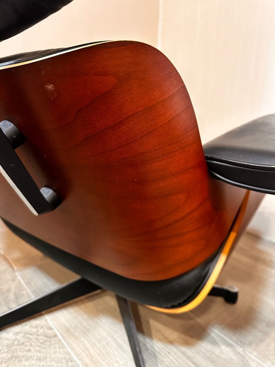 Dos sillones Eames Lounge Chair originales de Vitra, versión New Dimensions – Cuero (photo 5 of 8)