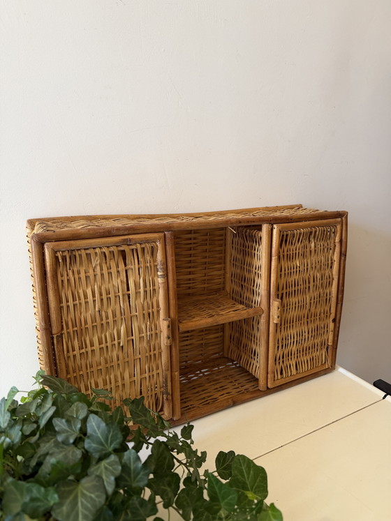 Image 1 of Rotan kastje met deurtjes