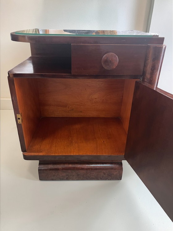 Image 1 of Paar deutsche Streamline - Art Deco Nachttische aus den 1940er–50er Jahren mit wunderschönem Maserfurnier und Glasauflage