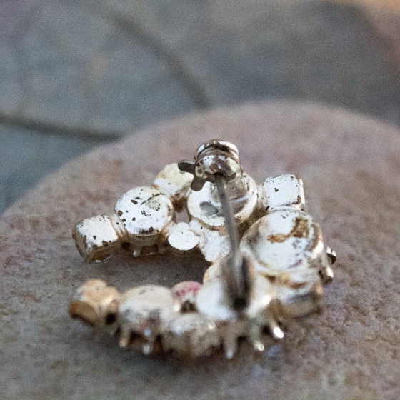 Image 1 of Vintage Aurora Borealis broche: hoefijzervormig, oud sieraad met iriserende strass-steentjes