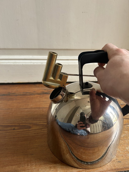 Hervidor vintage Alessi 9091: un clásico del diseño de Richard Sapper (años 80)