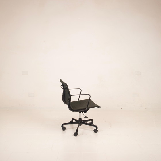 Charles & Ray Eames Zwart Aluminium Bureaustoel, eind 20e eeuw, voor ICF – Bureaustoelen, Metal, Modern (photo 3 of 20)