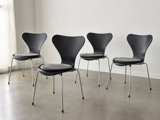Set van 4 authentieke Fritz Hansen Serie 7 stoelen – Arne Jacobsen – Zwart – Gemaakt in Denemarken – eetkamerstoelen, Wood