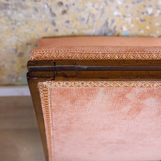 Image 1 of Silla española de nogal con asiento de terciopelo rosa, años 40