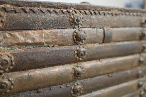 Image 1 of Antico tavolo indiano a carretto con ottone e ferro - c.1800, oggetto Wabi-Sabi