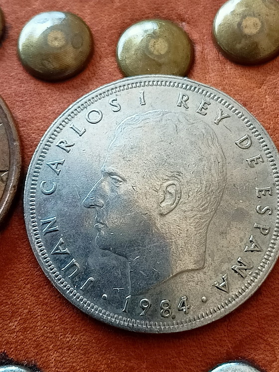 Image 1 of Borsa a tracolla in pelle vintage decorata con vecchie monete