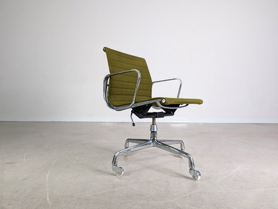 Image 1 of Silla de oficina original de mediados de siglo Herman Miller EA 117 Eames verde