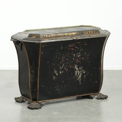 Elegant antique coal/hearth bin in Chinoiserie style from the 19th century with beautiful accents and brass ornaments.