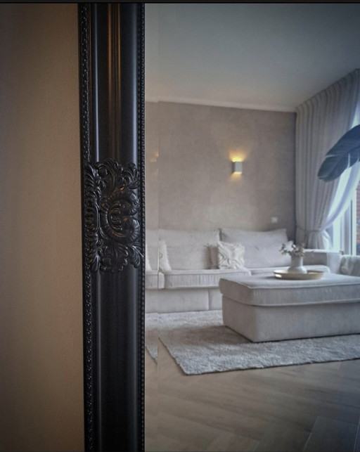 Grand miroir avec cadre noir mat hotel chic