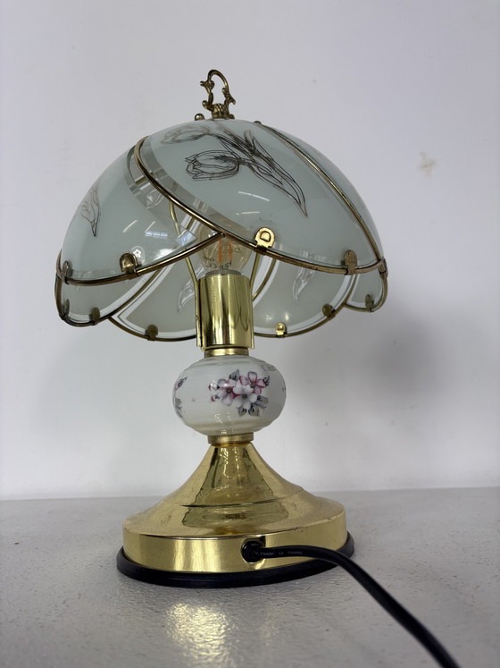 Image 1 of Vintage Hollywood Regency table lamp – brass, porcelain with flowers and etched frosted glass – with touch control on the base