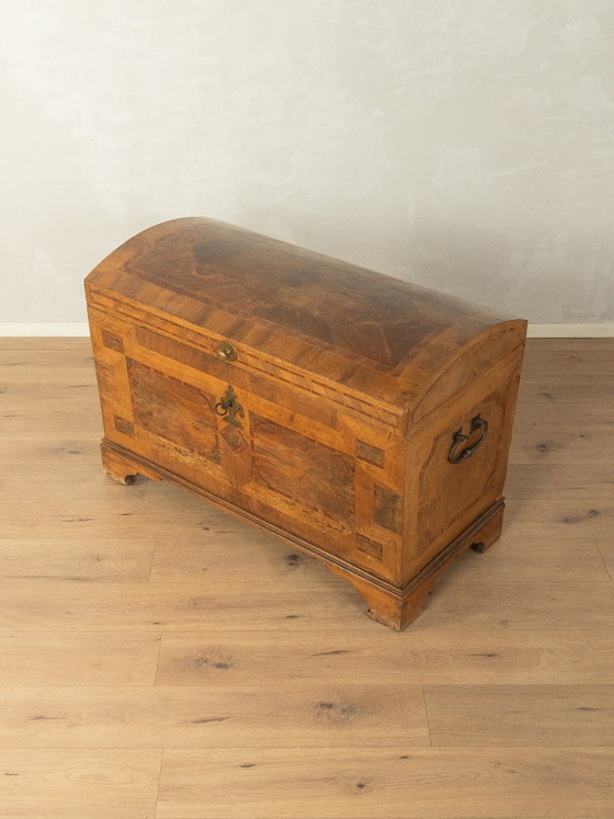 Biedermeier round-lidded chest with inlay, circa 1840, Storage cabinet, Wood, Metal, Brown, Vintage (photo 6 of 9)