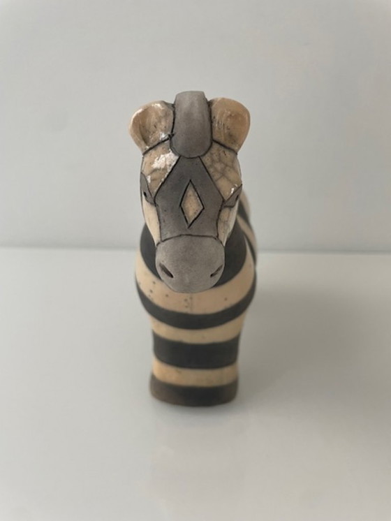 Image 1 of Estatua de cebra de cerámica raku – diseño artesanal