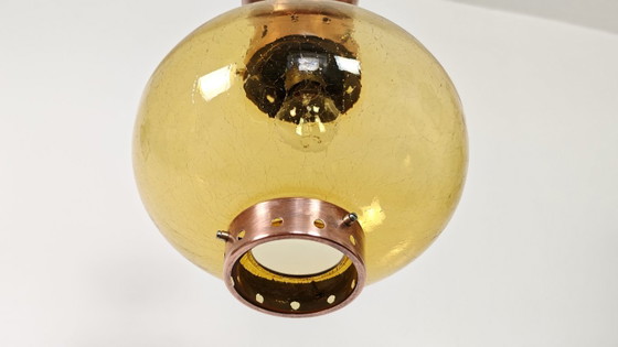 Suspension moderne du milieu du siècle en verre ambré et cuivre / Plafonnier globe de style scandinave des (photo 6 of 10)