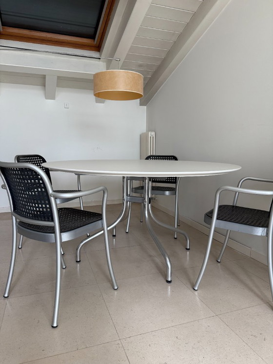 De Padova Milano: Shine Dining Table with 4 Silver Armchairs – Plastic, Aluminium (photo 3 of 9)