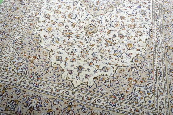 Image 1 of Tapis d'Orient Kashan noué à la main - 301 x 202 cm - Un classique finement travaillé avec un design floral