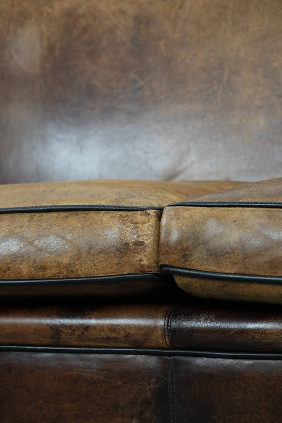 Image 1 of Canapé club 2,5 places confortable en peau de mouton vintage