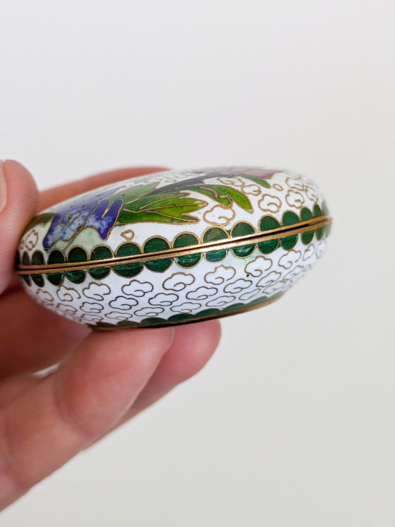 Scatola portagioie vintage in cloisonné, decorata a mano con orchidee e farfalle smaltate. (photo 6 of 10)