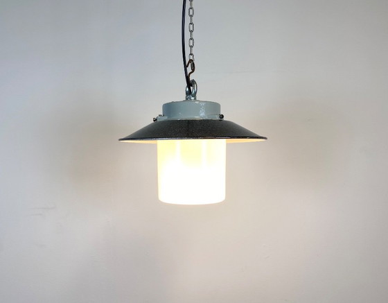 Image 1 of Lampada a sospensione industriale in vetro opalino, anni '70