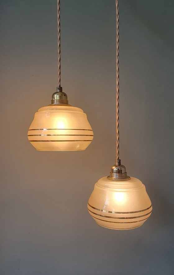 Image 1 of Set di lampade a sospensione vintage francesi in vetro con decorazioni dorate