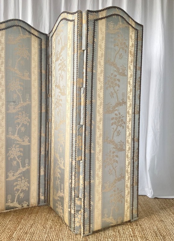 Image 1 of Biombo antiguo de estilo chinoiserie, principios del siglo XX, realizado en seda damasco.