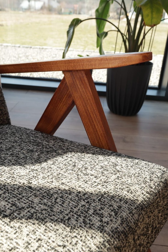 Image 1 of Poltrona lounge dal design vintage in tessuto mélange nero e legno color noce.