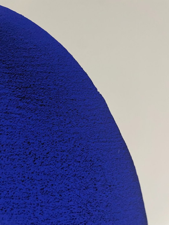 Image 1 of Yves Klein (1928-1962), Disque Bleu, IKB 54, 1957, copyright VG Bild-Kunst, Bonn 1997, gedrukt in Duitsland.