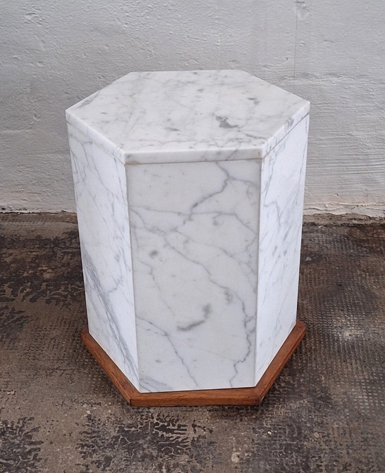 Italienischer sechseckiger Monolith-Beistelltisch/Sockel aus Carrara-Marmor – Beistelltische, Marble (photo 14 of 15)