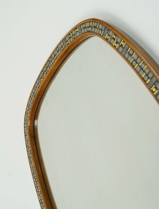 Image 1 of Très beau et rare miroir moderne des années 1950, orné d'une mosaïque et encadré en bois de cerisier.