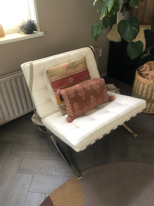 Reproduction de la chaise Barcelone