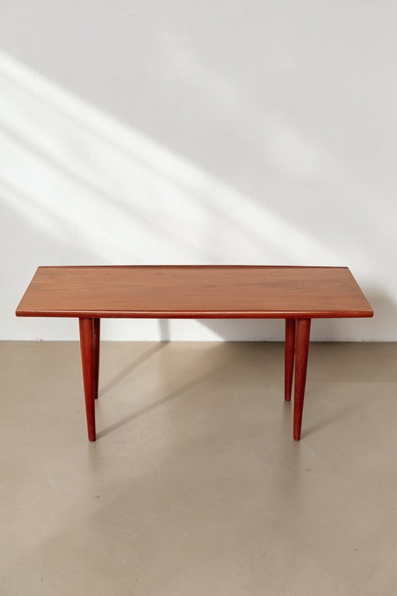 Scandinavische Teak Salontafel Met Tapse Poten – Wood (photo 2 of 7)
