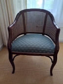Chaise vintage de style Louis XV avec dossier en rotin