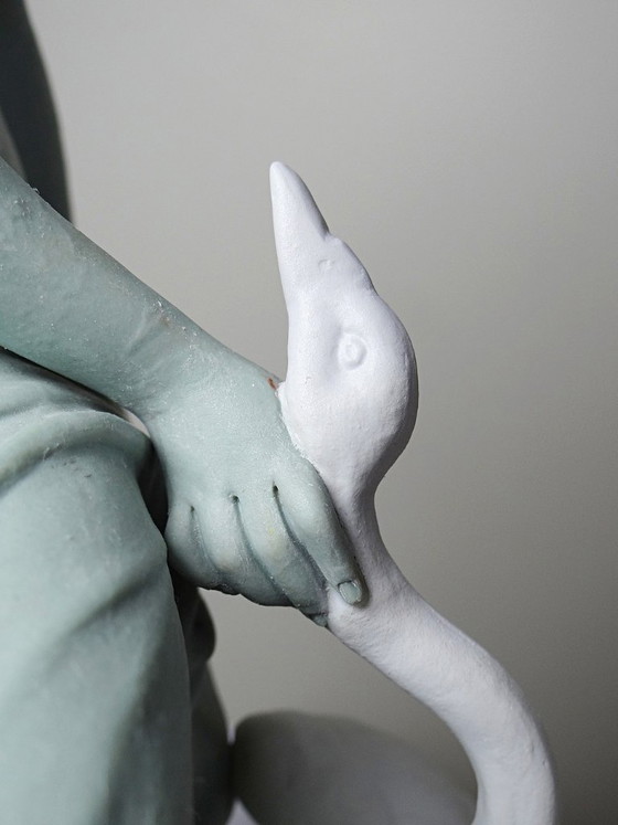 Image 1 of Biscotto bicolore di Letu & Mauger, Leda e il cigno, XIX secolo, celadon e bianco
