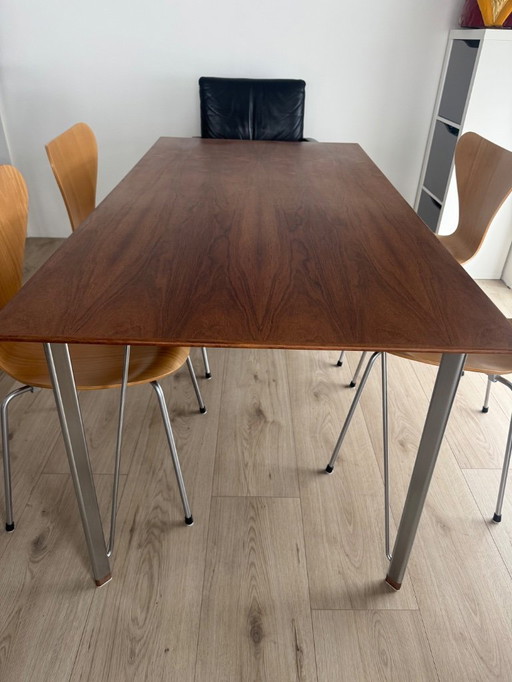 Table d'Arne Jacobsen