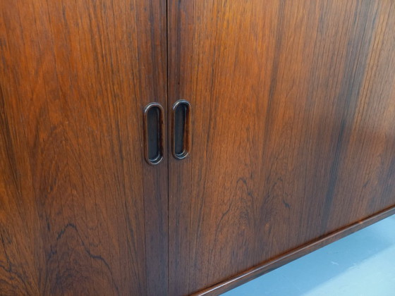 Image 1 of Vintage Scandinavisch dressoir van palissanderhout, ontworpen door de Deense designer Arne Vodder, daterend uit de jaren 60.