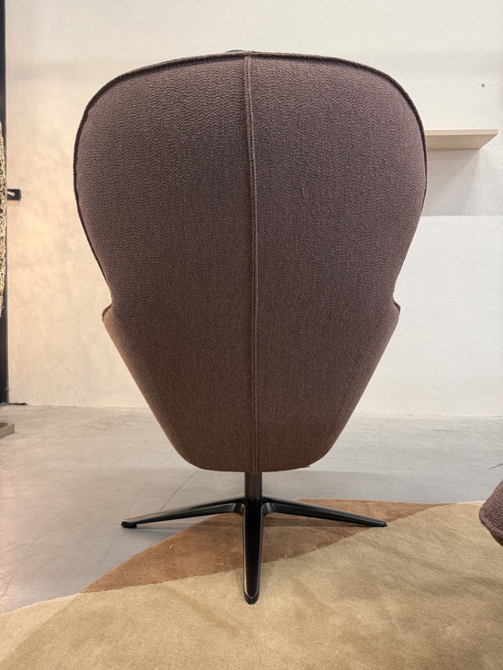 Image 1 of Poltrona girevole Pode Flare con poggiapiedi in tessuto