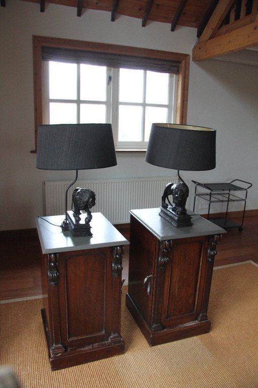 Deux lampes de table vintage spéciales couleur étain avec pieds en forme de lion