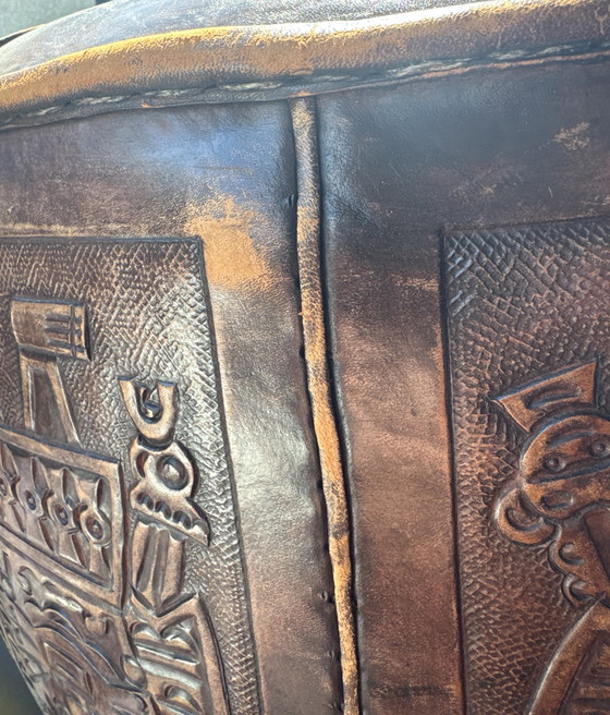 Image 1 of Pouf ethnique vintage en cuir de harnais avec relief inspiré de l'époque maya