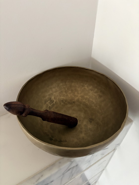 Image 1 of Antiguo cuenco cantor de Buda nepalí fabricado en bronce – principios del siglo XX.